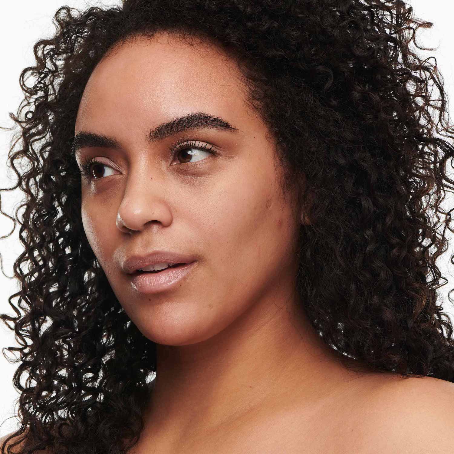 STUDIO RADIANCE SERUM-POWERED (BASE DE MAQUILLAJE PARA ROSTRO)